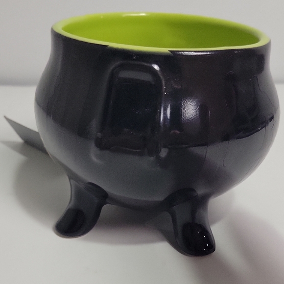 Hocus Pocus Color Changing “Trouble is Brewing” Cauldron Disney Parks Coffee Mug - Picture 3 of 6